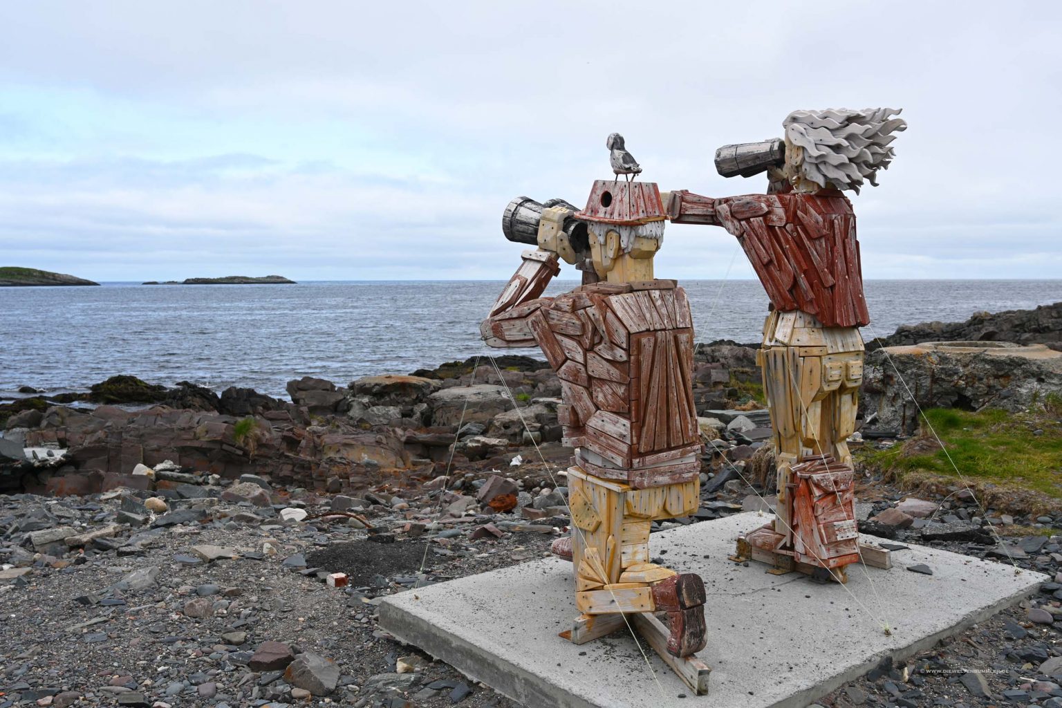 Zwei Skulpturen blicken zum östlichsten Punkt Norwegens