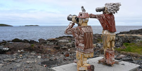 Zwei Skulpturen blicken zum östlichsten Punkt Norwegens