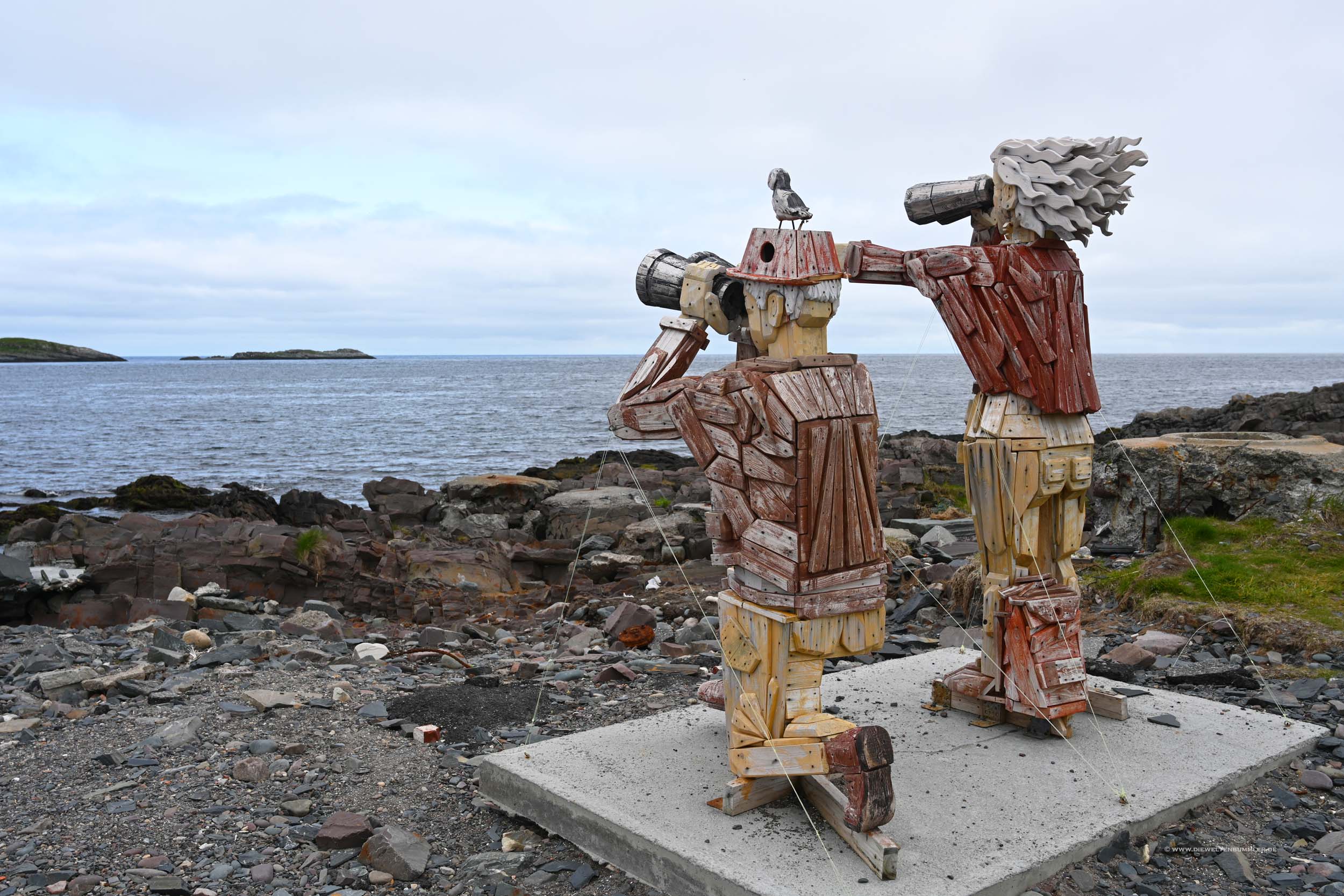 Zwei Skulpturen blicken zum östlichsten Punkt Norwegens