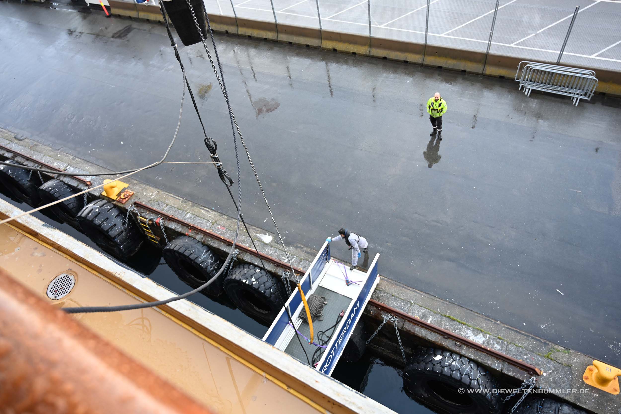 Die Gangway wird eingefahren Die Gangway wird eingefahren