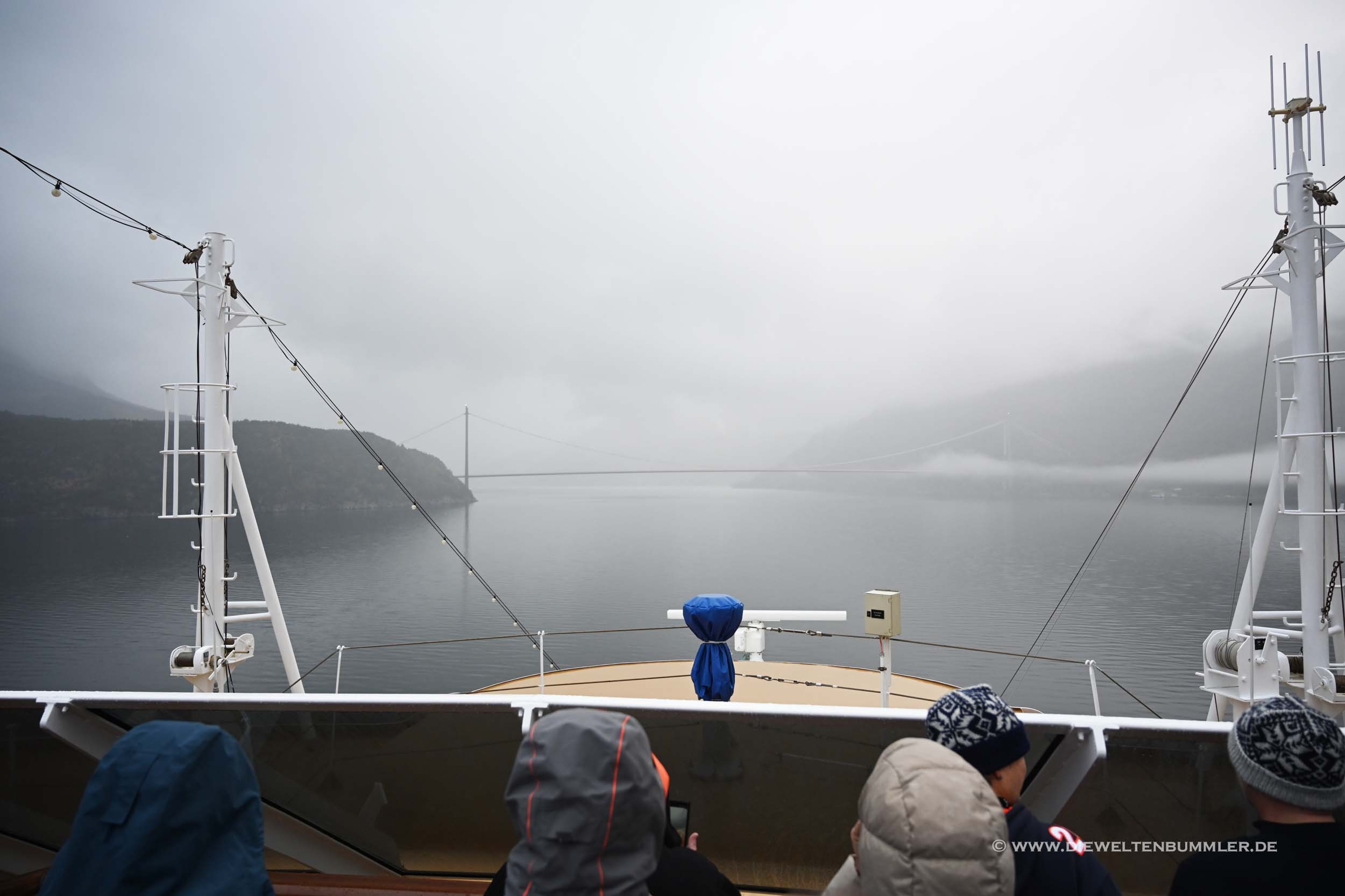Die Hardangerbrücke erscheint Die Hardangerbrücke erscheint