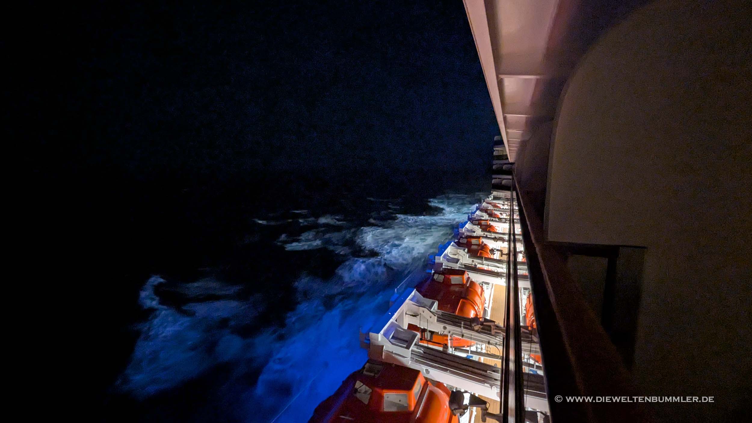 Dunkelheit umgibt das Schiff Dunkelheit umgibt das Schiff