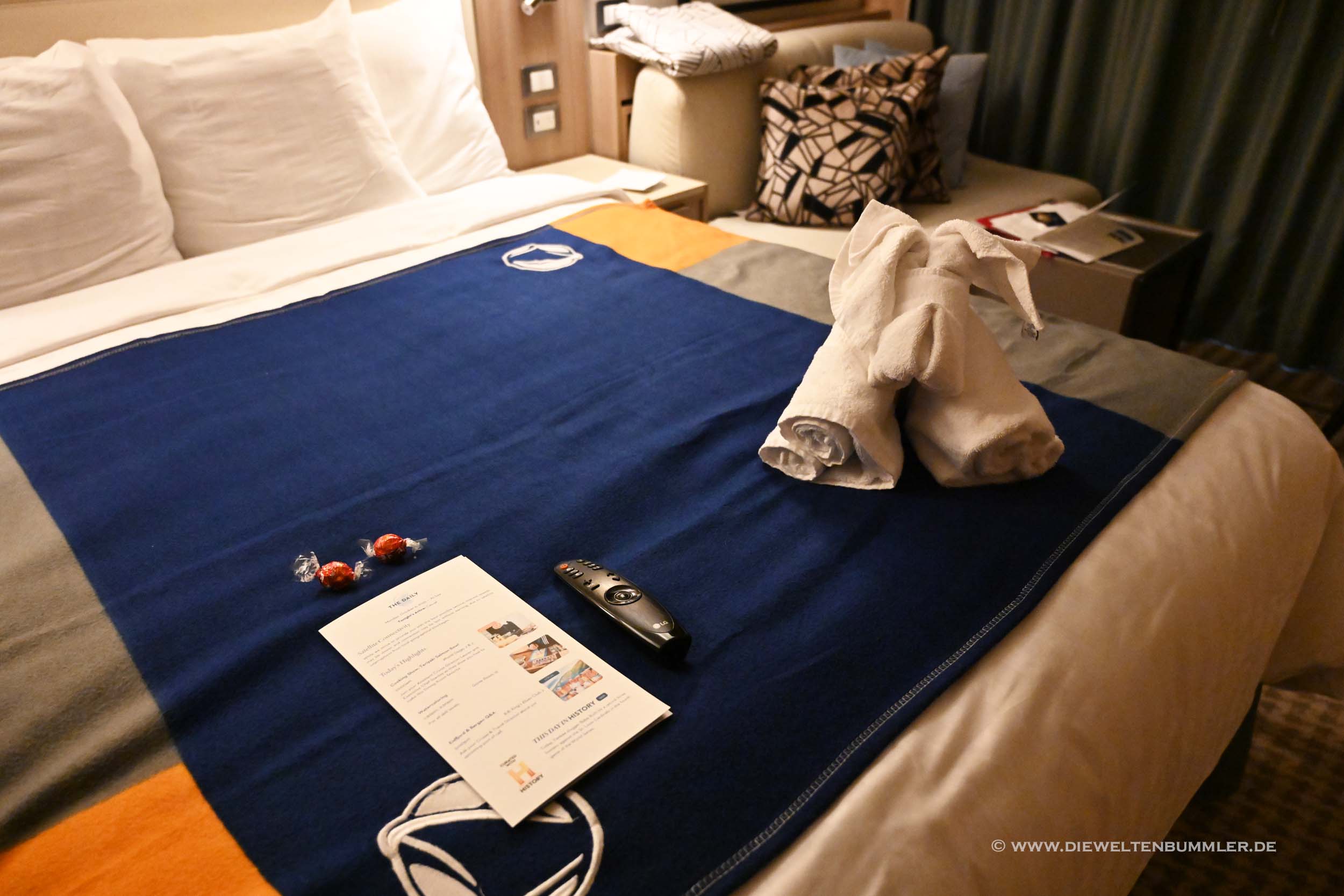 Ein Elefant wartet auf dem Bett Ein Elefant wartet auf dem Bett