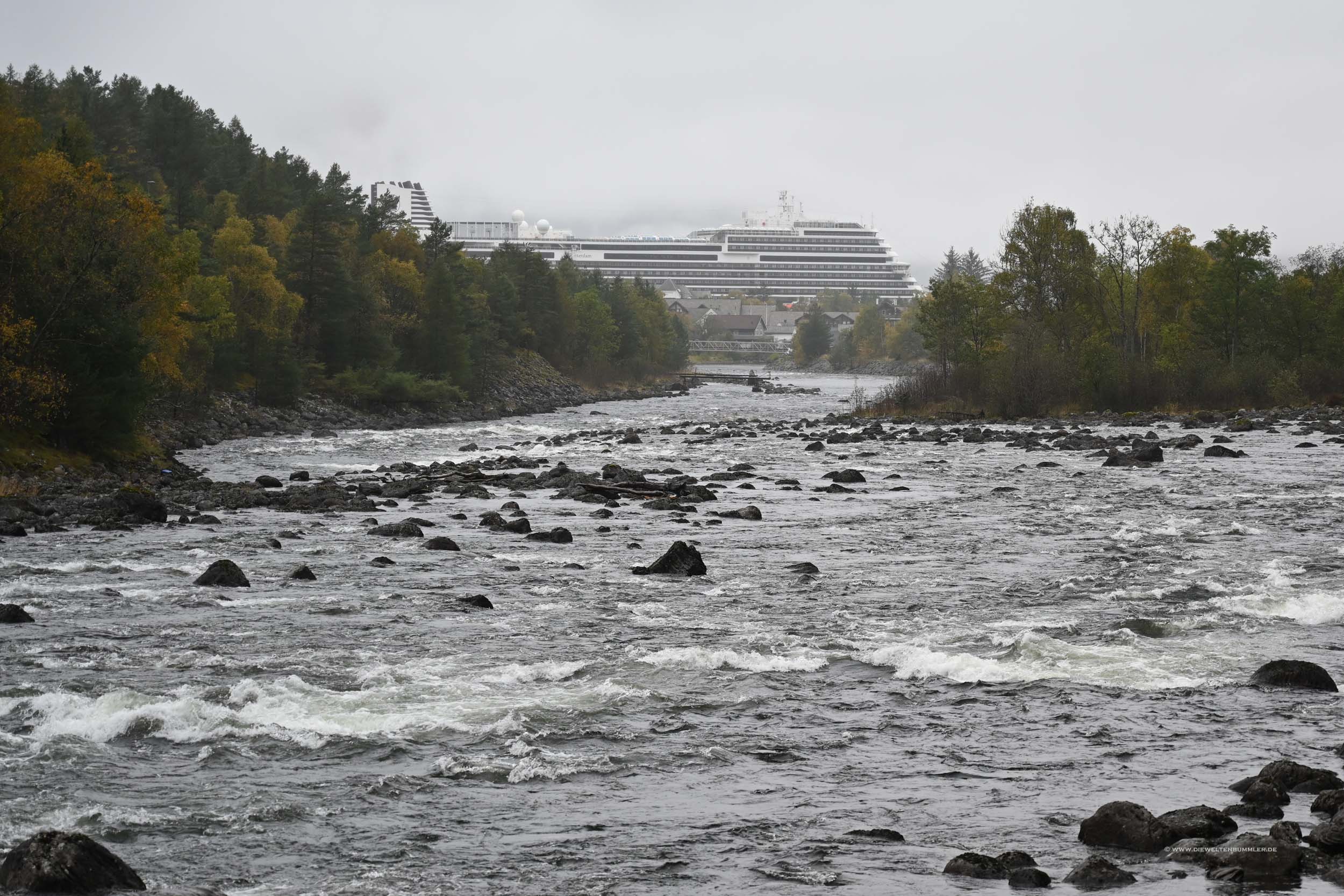 Fluss-und-im-Hintergrund-die-Rotterdam Fluss und im Hintergrund die Rotterdam
