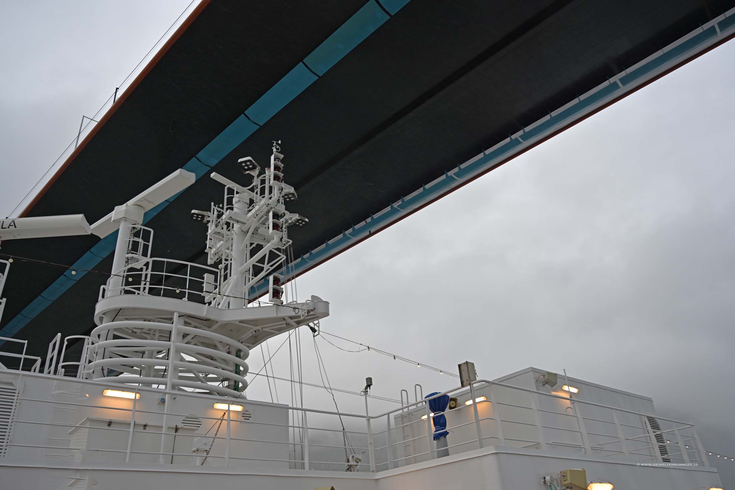 Knapp unter der Brücke hindurch Knapp unter der Brücke hindurch