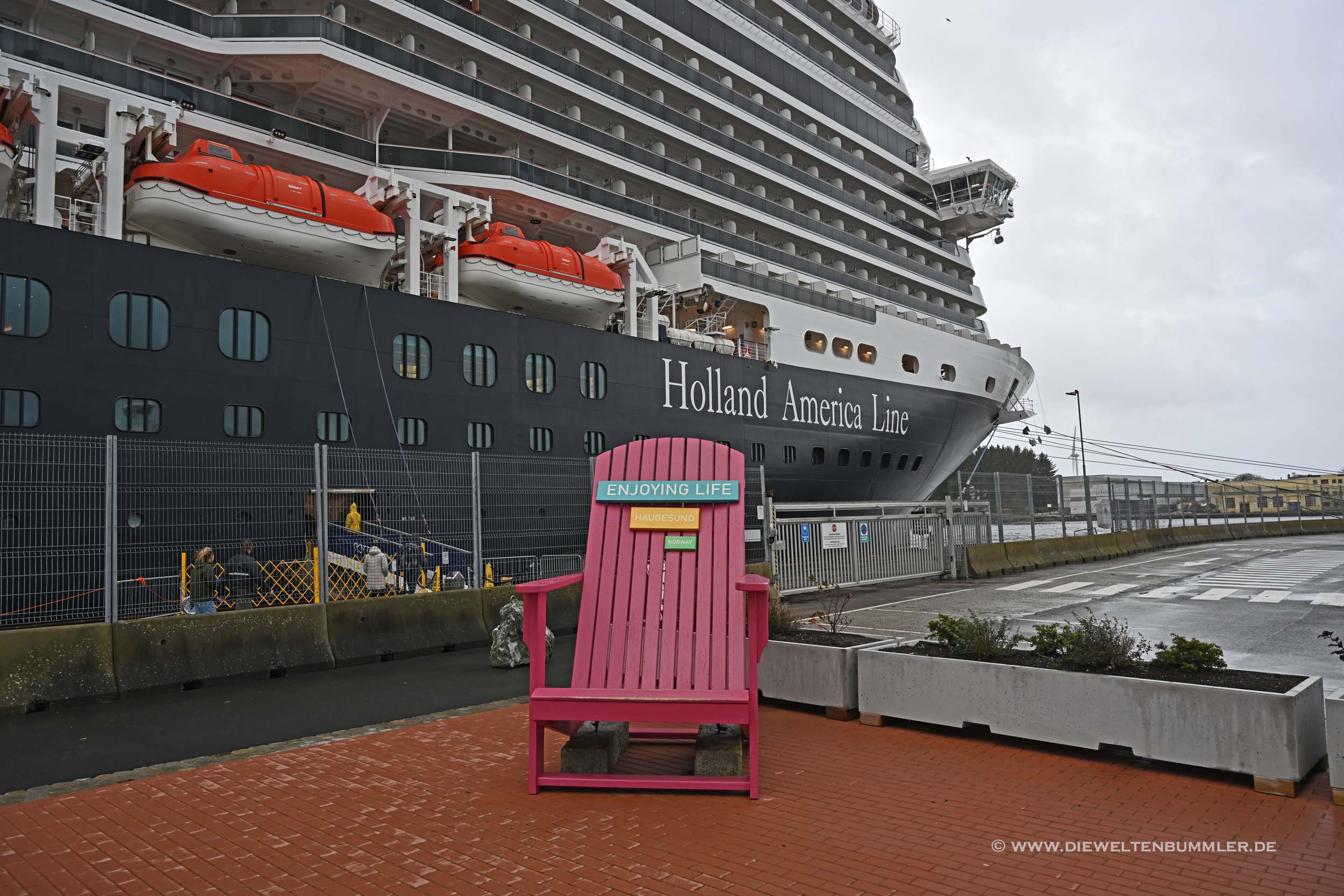 Riesiger Adirondack am Cruise Terminal Riesiger Adirondack am Cruise Terminal