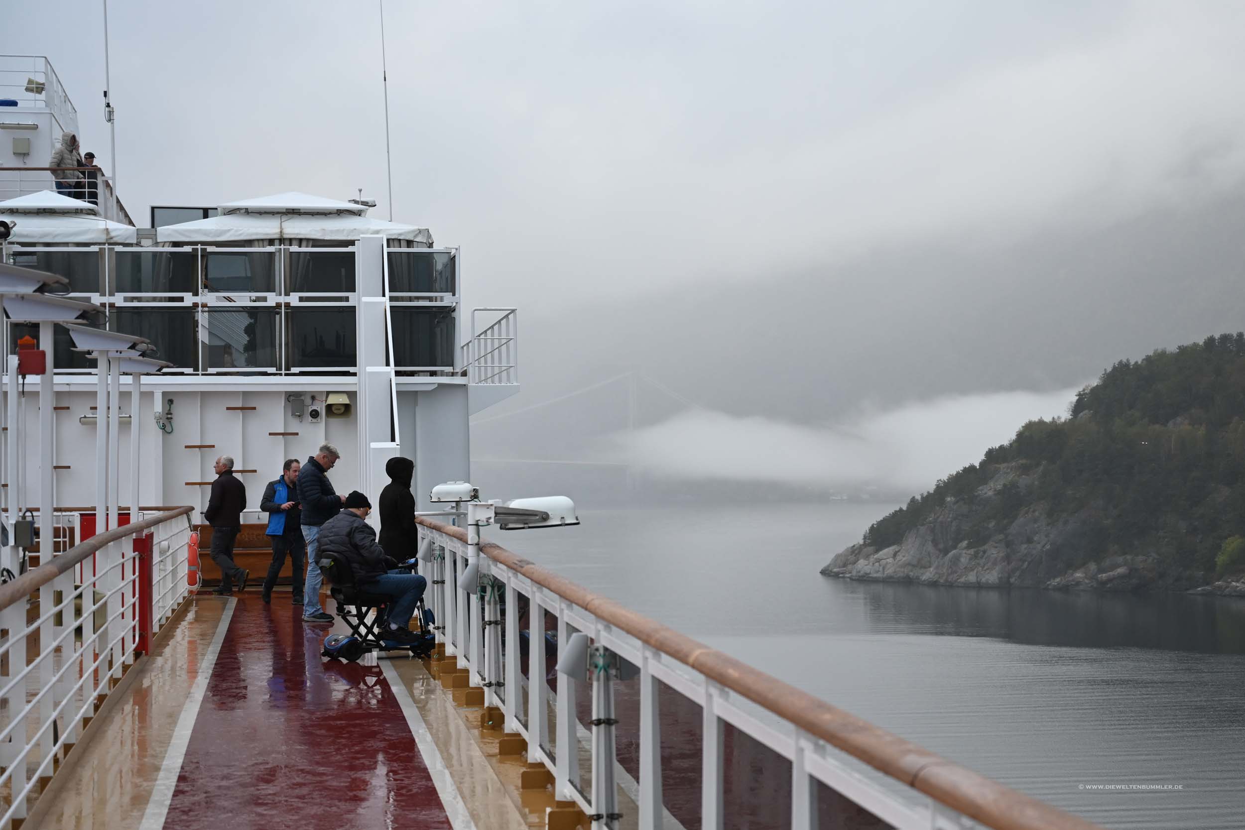So nah fahren wir an den Felsen entlang So nah fahren wir an den Felsen entlang