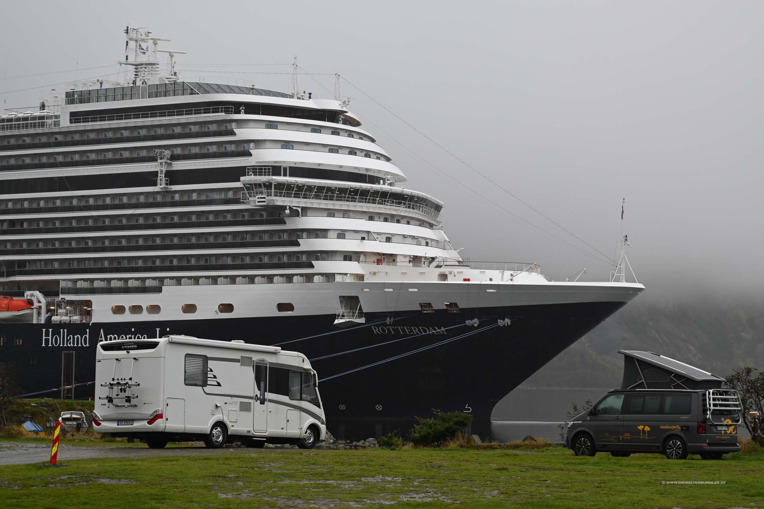 Wohnmobile vor dem Kreuzfahrtschiff Wohnmobile vor dem Kreuzfahrtschiff