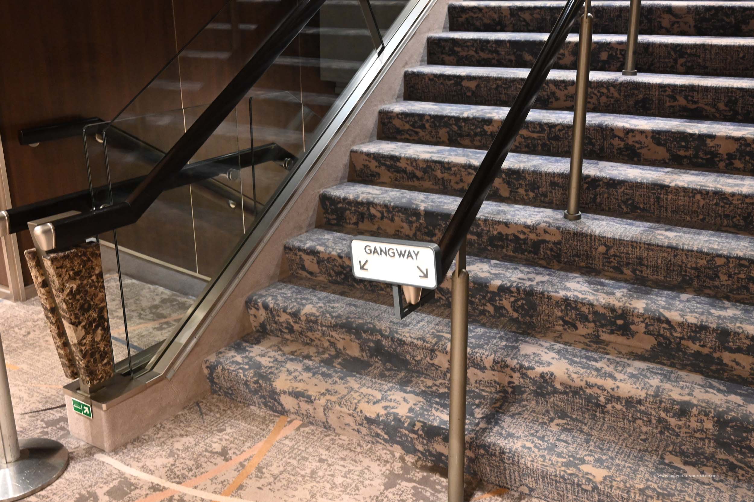Zur Gangway geht es hier entlang Zur Gangway geht es hier entlang