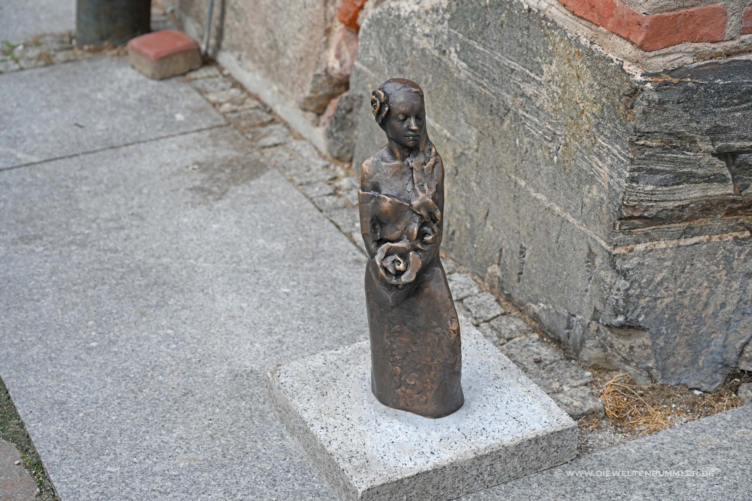 Das Mädchen zu einer Sage in Olsztyn