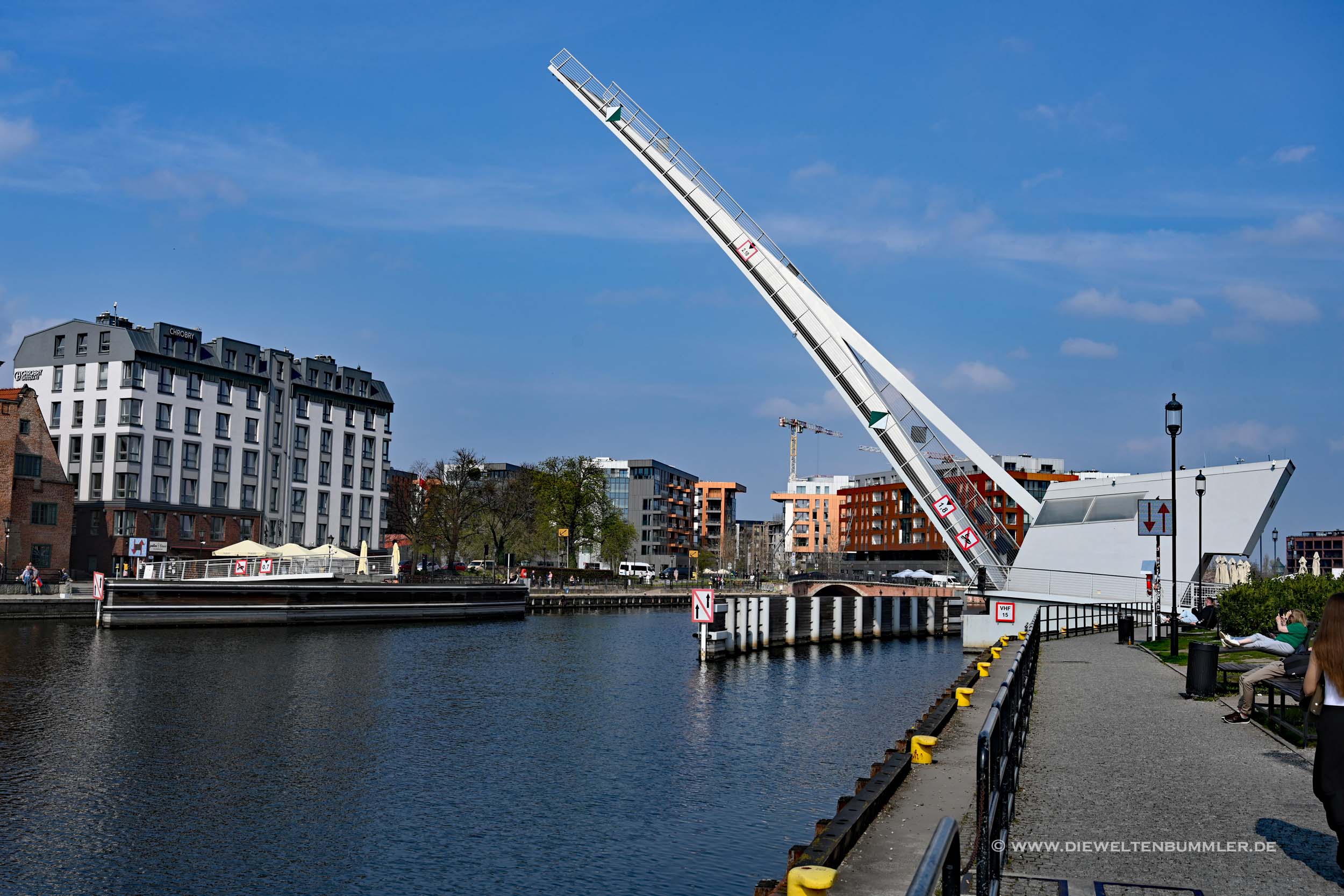 Hochgeklappte Fußgängerbrücke Hochgeklappte Fußgängerbrücke