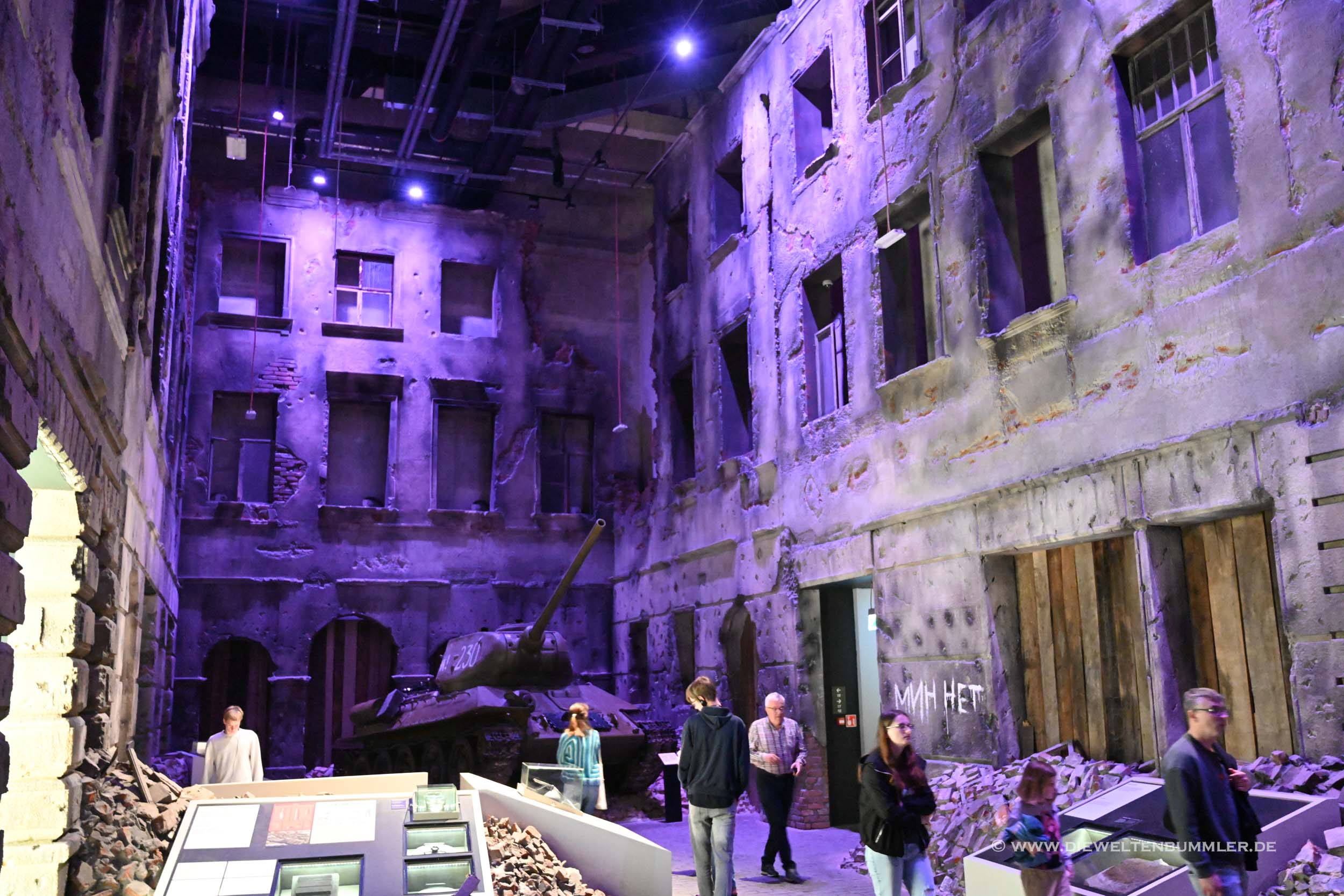 Kulisse einer zerbombten Straße