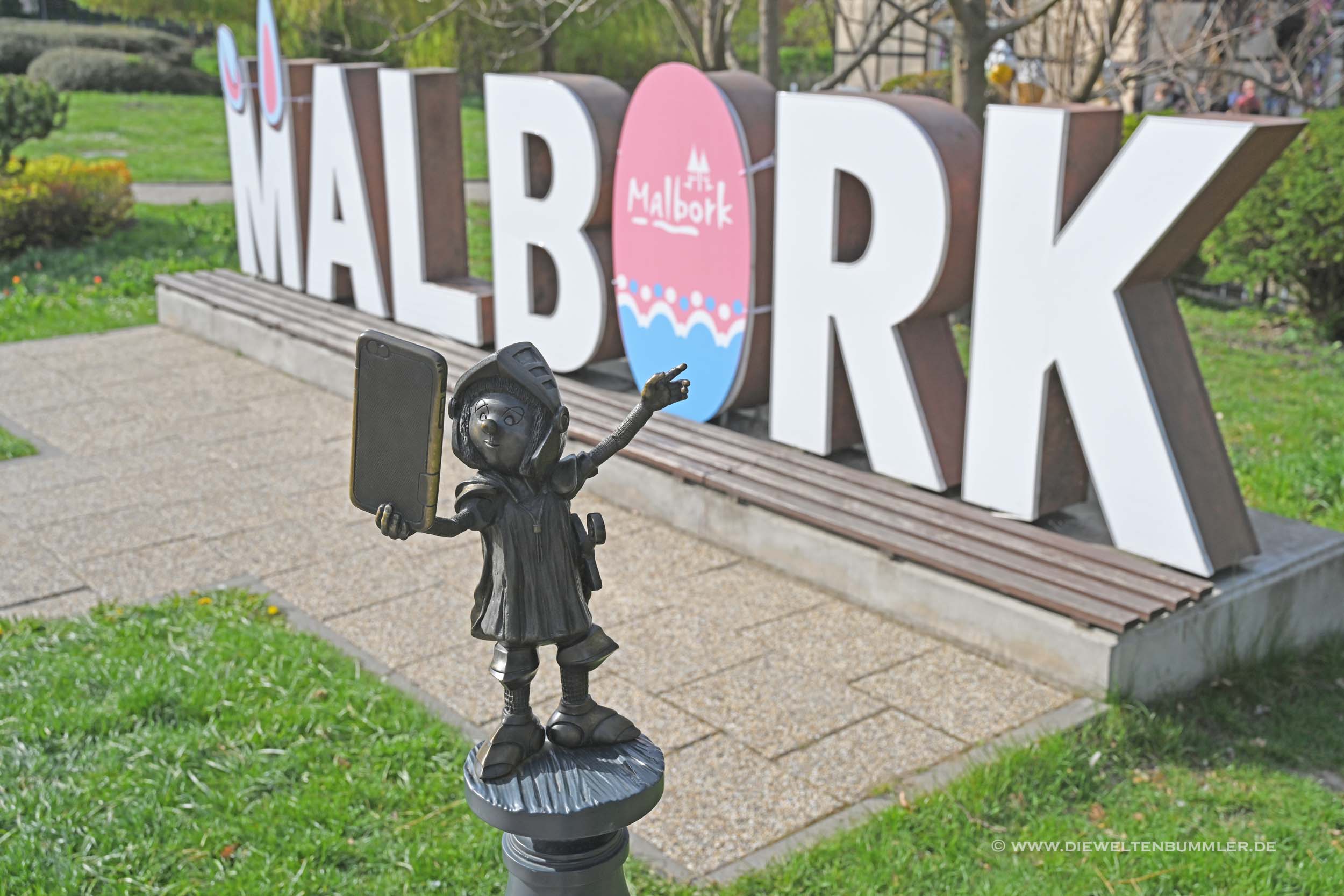 Marianek vor dem Schriftzug von Malbork