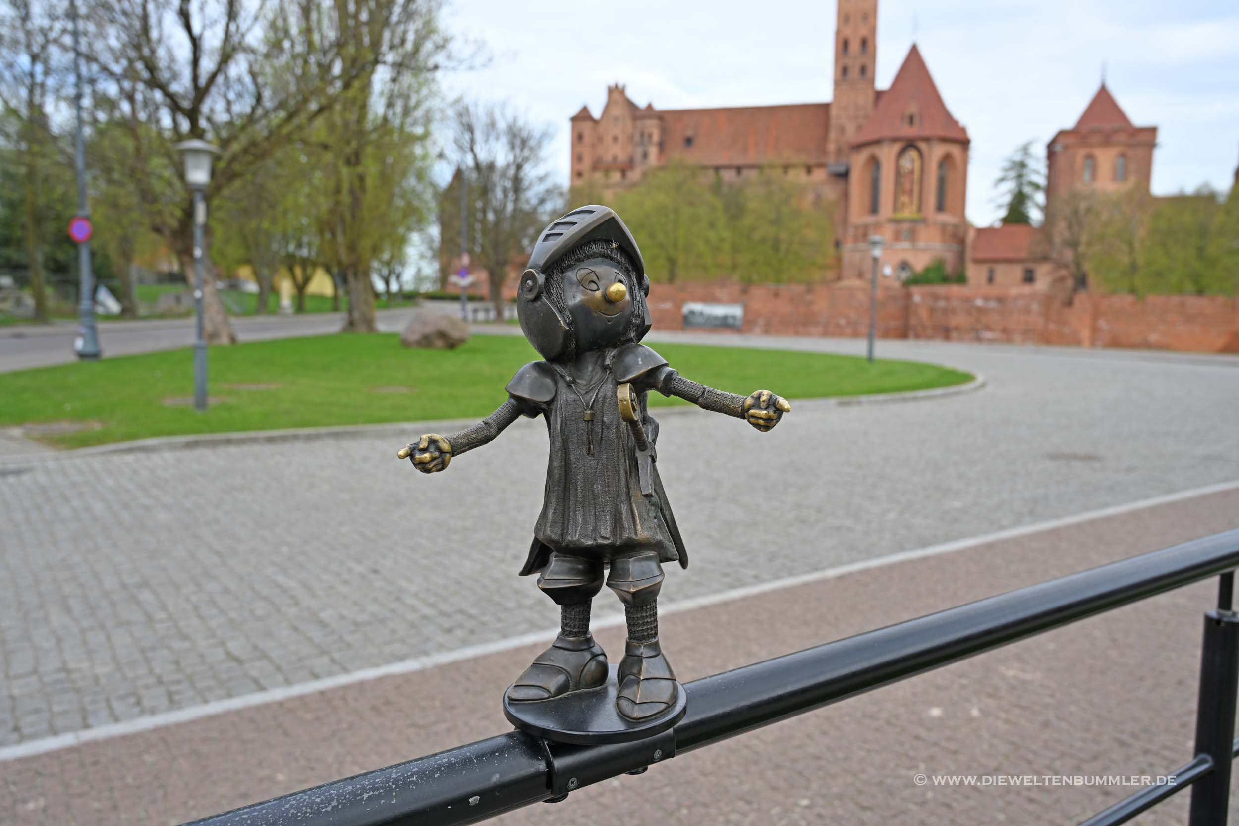 Vor der Marienburg balanciert Marianek