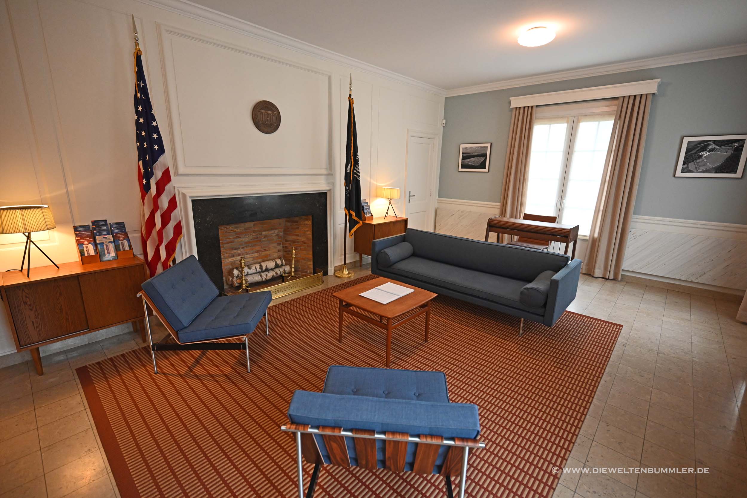 Raum auf dem amerikanischen Soldatenfriedhof im Stil der 50er Raum auf dem amerikanischen Soldatenfriedhof im Stil der 50er