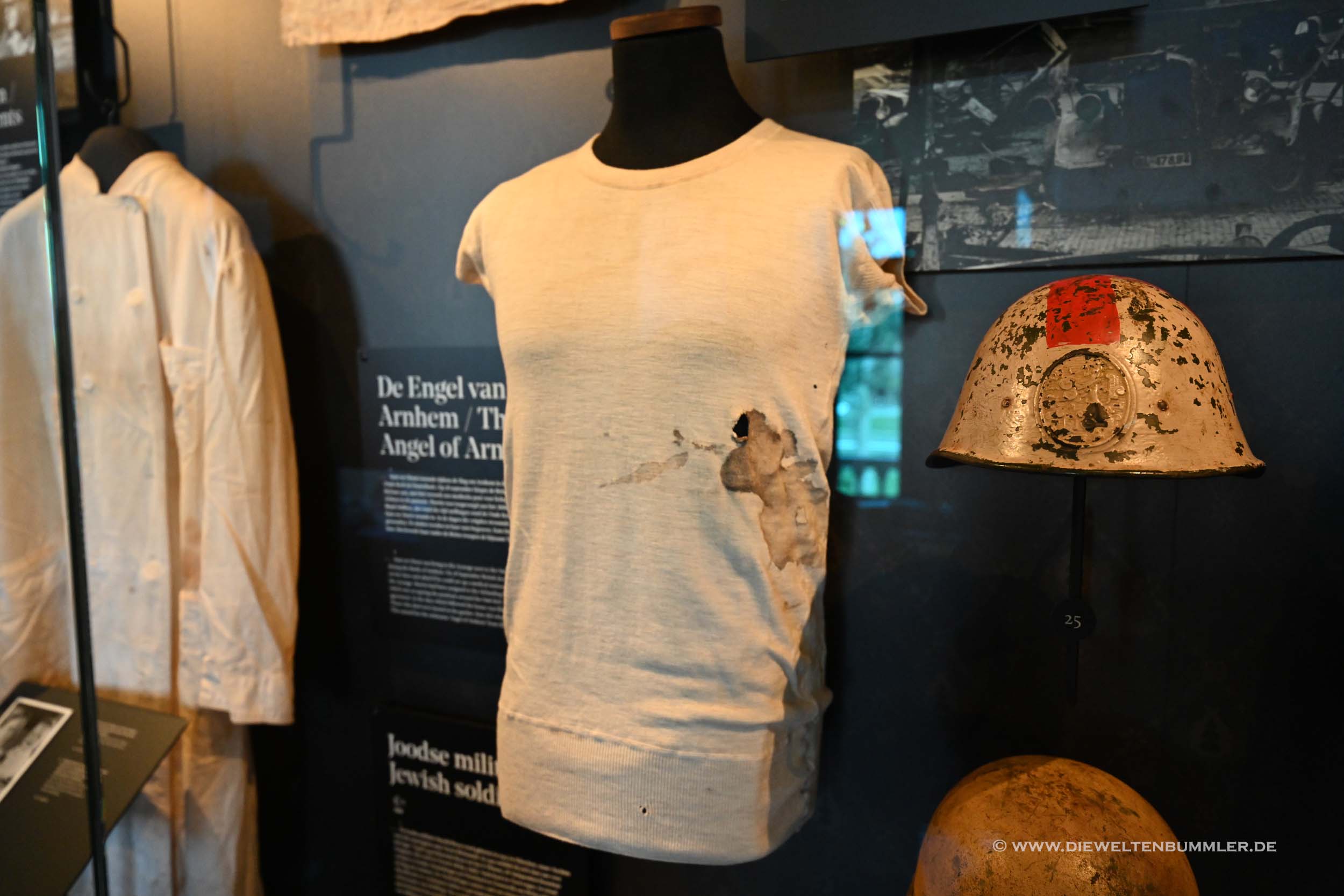 Originales Shirt mit Einschussloch