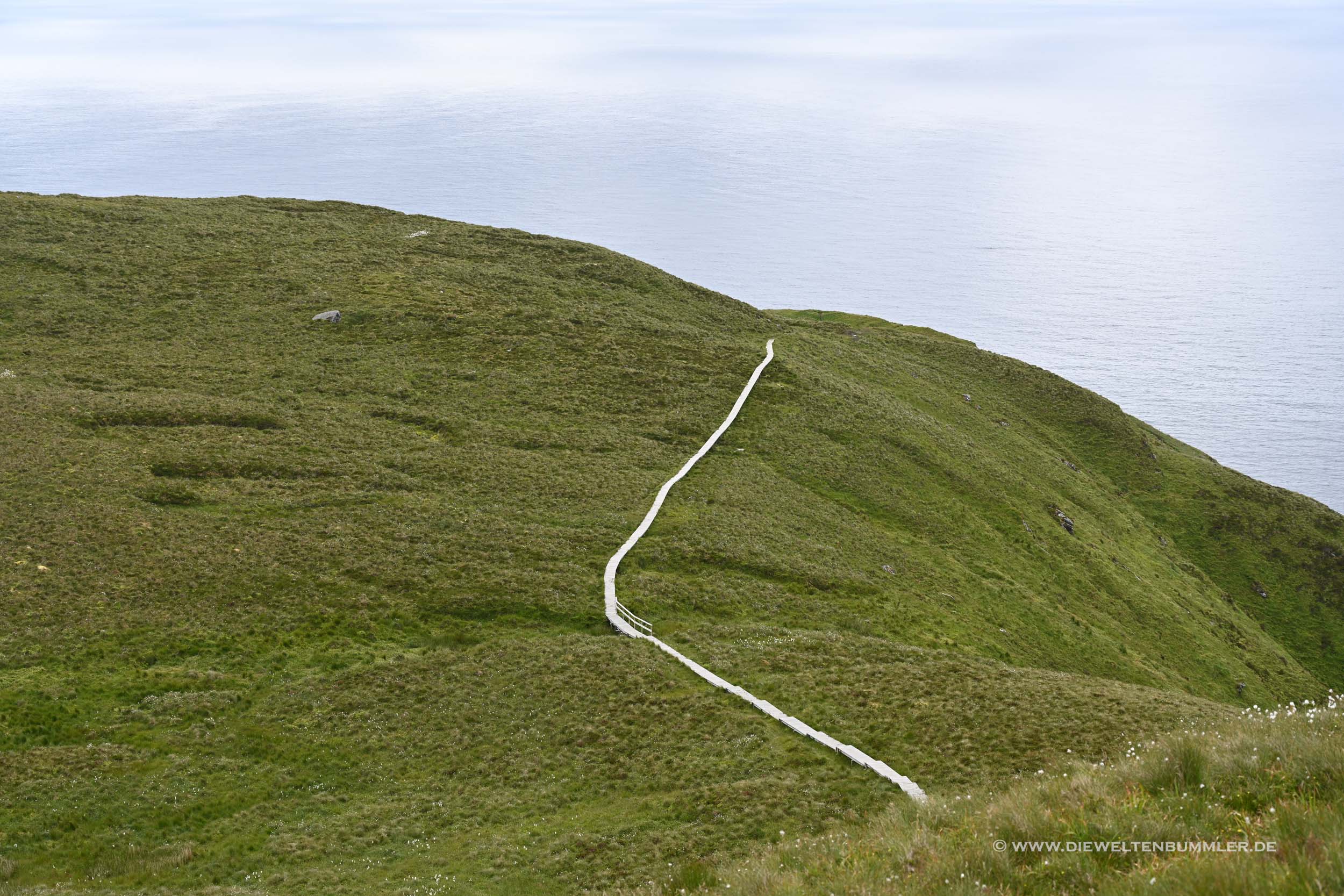 Holzbohlenweg zum Leuchtturm