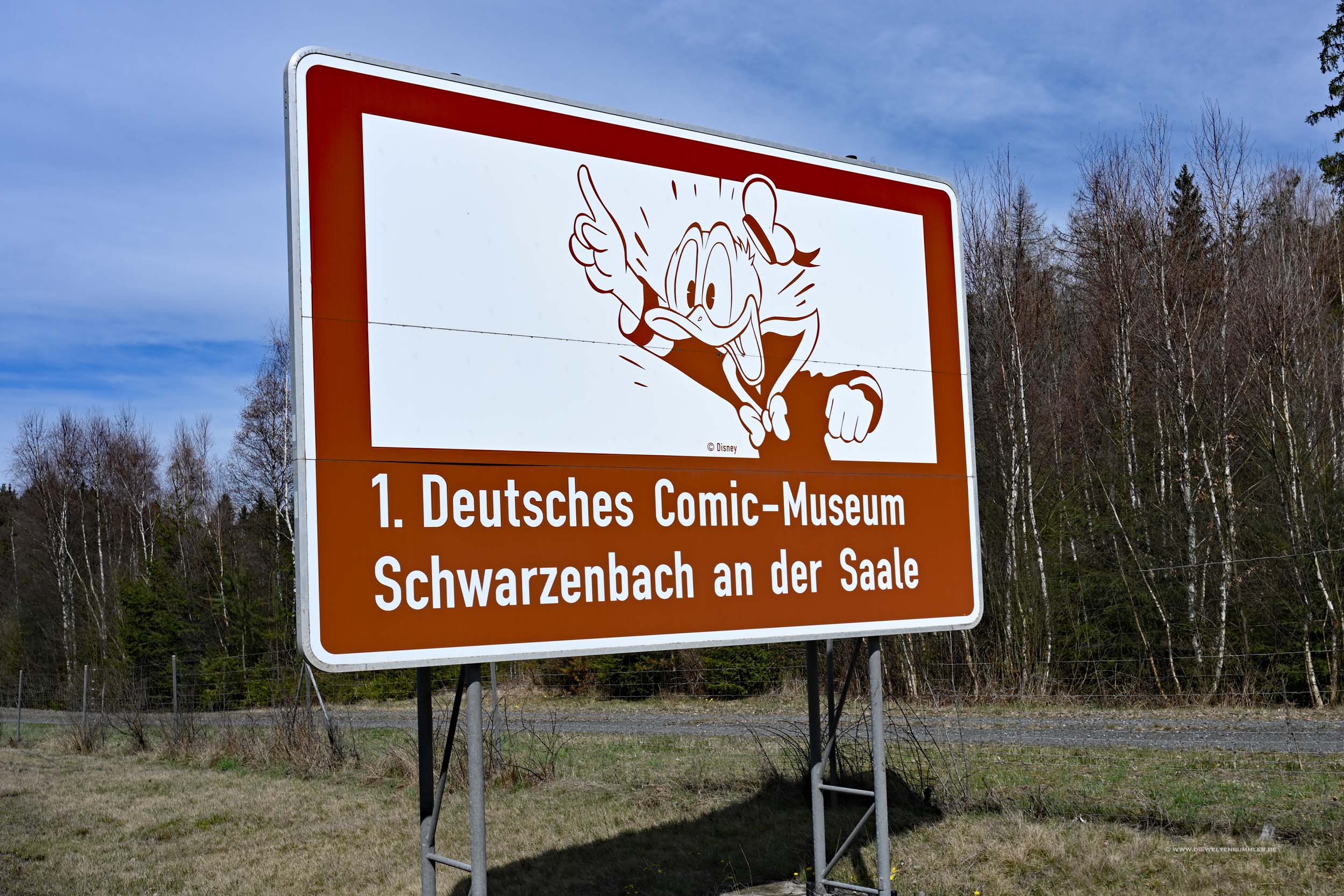 Touristisches Autobahnschild mit Donald Duck Touristisches Autobahnschild mit Donald Duck