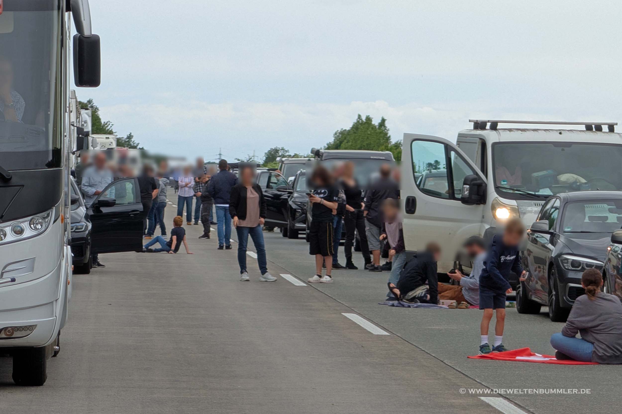 Stau mit Picknick auf der Autobahn Stau mit Picknick auf der Autobahn