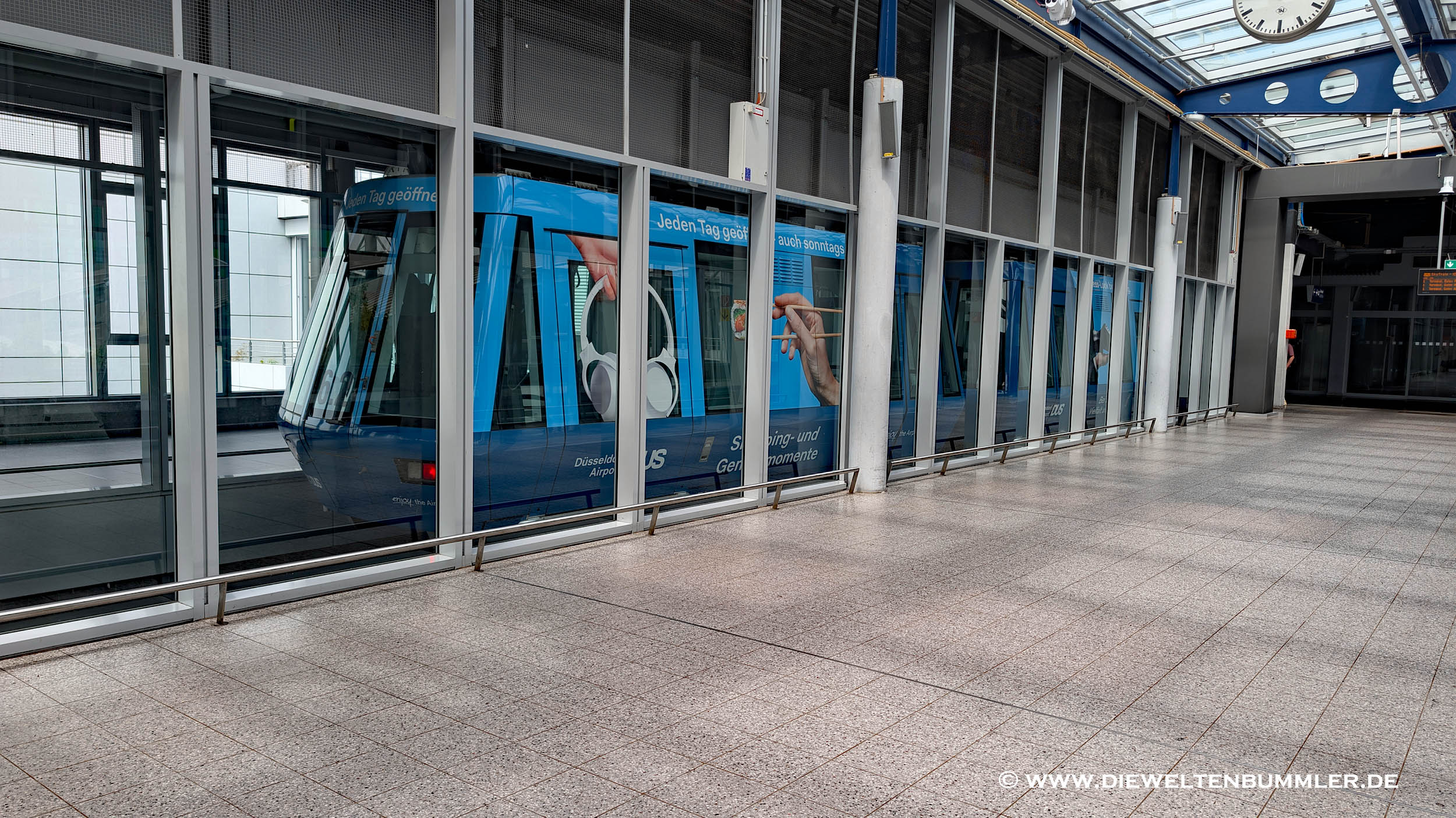 Ausgerechnet ich fahre mit dem Skytrain am Flughafen Ausgerechnet ich fahre mit dem Skytrain am Flughafen