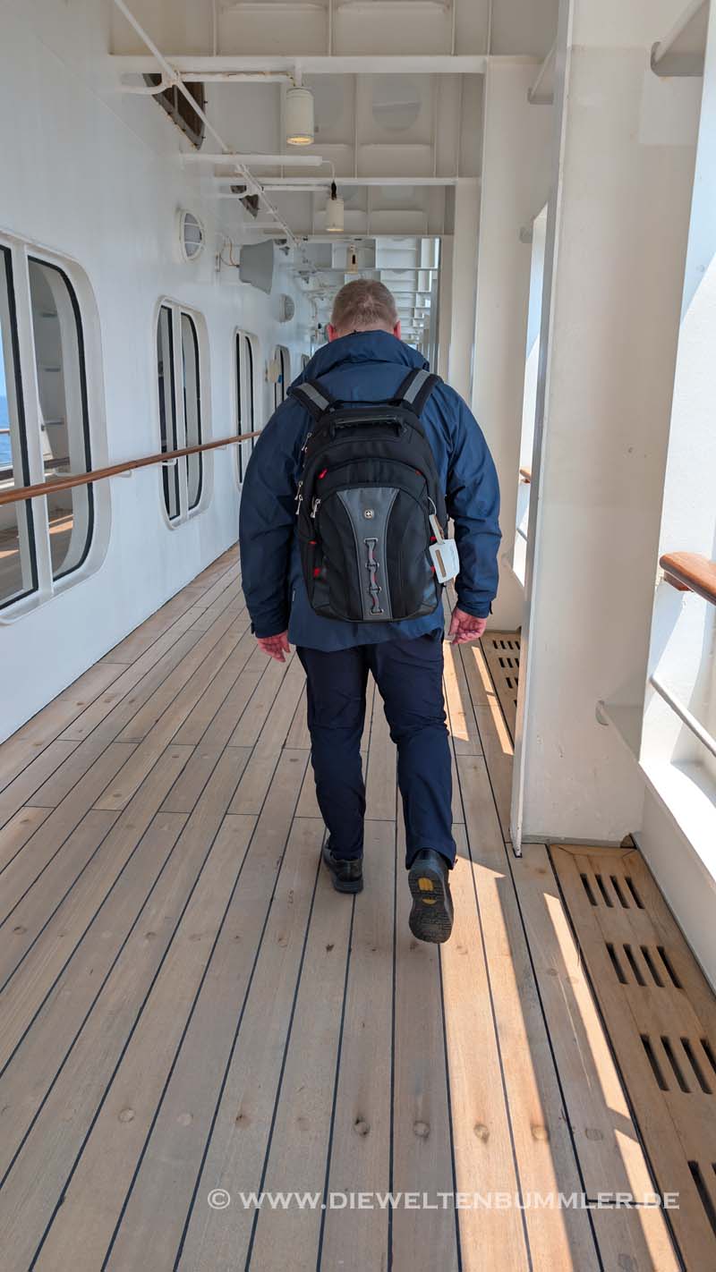 Mit einem Rucksack auf dem Promenadendeck Mit einem Rucksack auf dem Promenadendeck