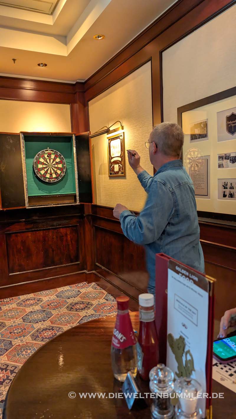 Mittags beim Dartspielen Mittags beim Dartspielen