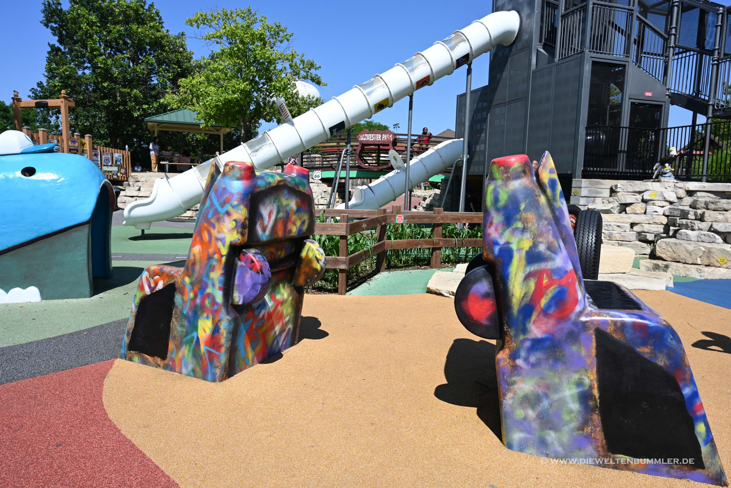 Spielplatz mit zahlreichen Elementen der Route 66